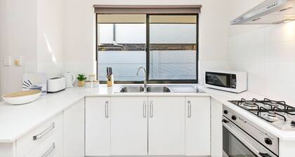 3BR, townhouse in Belmont! 3.5km to airport.