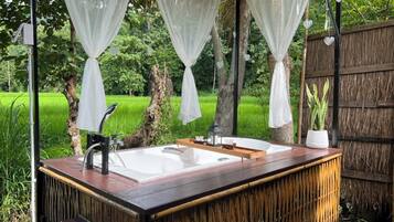 Deep-soaking bathtub