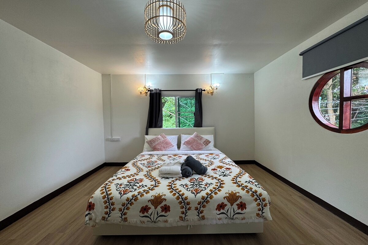 Escritorio, wifi gratis y ropa de cama 