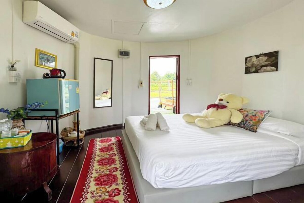 Desk, free WiFi, bed sheets