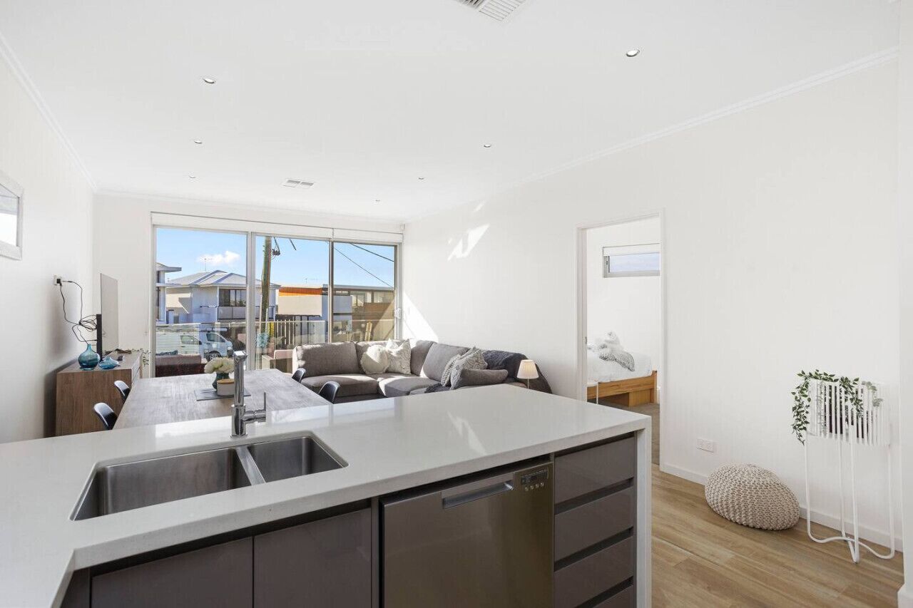 Relax In Blissful Sun-soaked Luxury By The Beach! - Kingsley