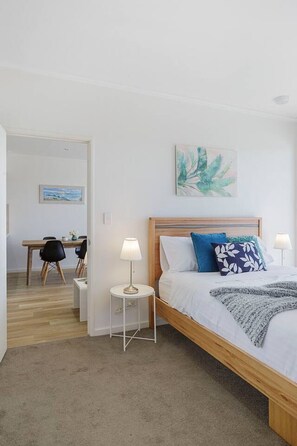 2 bedrooms, desk, iron/ironing board, free WiFi - Relax in blissful sun-soaked luxury by the beach! (Scarborough)