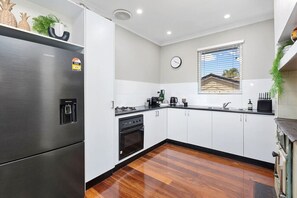 Refrigerador, microondas, horno y parrilla de estufa 