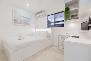 2 habitaciones, escritorio, tabla de planchar con plancha y wifi gratis