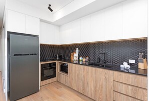 Réfrigérateur, micro-ondes, four, plaque de cuisson