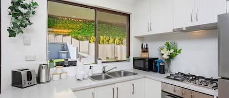 Réfrigérateur, four à micro-ondes, un four, surface de cuisson