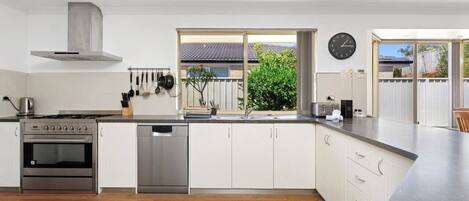 Refrigerador, microondas, horno, placa de cocina