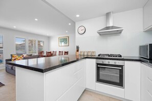 Refrigerador, microondas, horno y parrilla de estufa 