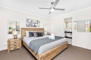 4 soverom, skrivebord, strykejern/-brett og reiseseng for barn