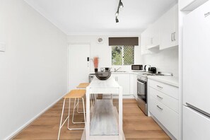 ثلاجة، ميكروويف، فرن، موقد طهي مسطح