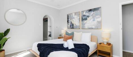 4 間睡房、書桌、熨斗/熨衫板、可攜式嬰兒床