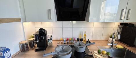 Réfrigérateur, micro-ondes, four, plaque de cuisson