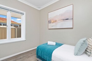 3 habitaciones, tabla de planchar con plancha y cuna de viaje