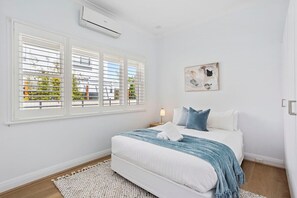 3 bedrooms, iron/ironing board, travel crib, free WiFi - Ardross Delight | Gem with Pool, Garden & Parking (Ardross)