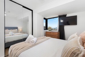 2 室のベッドルーム、デスク、アイロン / アイロン台、旅行用ベビーベッド