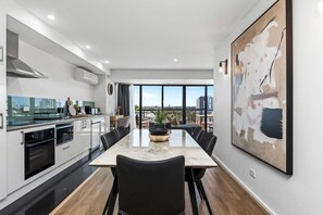 Fridge, microwave, stovetop, dishwasher