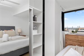 2 Schlafzimmer, Schreibtisch, Bügeleisen/Bügelbrett, Reisekinderbett