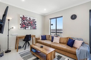 TV - Stylish urban oasis with balcony & street views! (Woodlands)