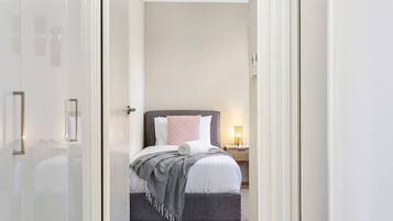 2 bedrooms, desk, iron/ironing board, free WiFi