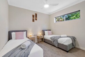 2 bedrooms, desk, iron/ironing board, free WiFi - Stylish urban oasis with balcony & street views! (Woodlands)