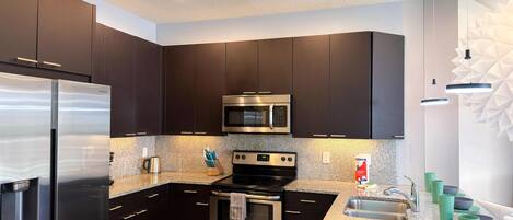 Køleskab, mikrobølgeovn, ovn, kogeplade