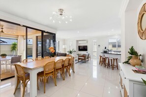 Dining - By The Sea Retreat Burns Beach (Burns Beach)