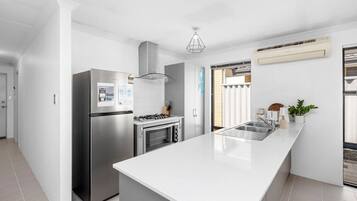 Jääkaappi, mikroaaltouuni, uuni, liesi