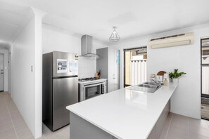 Geladeira, micro-ondas, fogão, cooktop