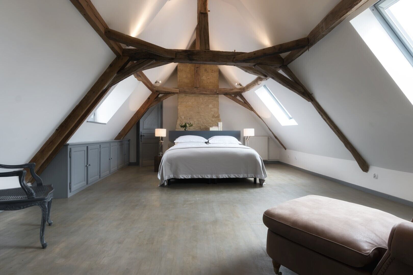 5 bedrooms, iron/ironing board, WiFi, bed sheets