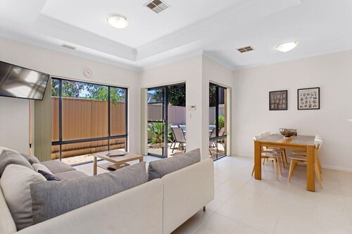 Beachside Gem in Doubleview! Free Wi-Fi! Parking!