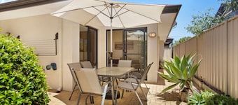 Beachside Gem in Doubleview! Free Wi-Fi! Parking!