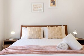 3 Schlafzimmer, Schreibtisch, Bügeleisen/Bügelbrett, Reisekinderbett
