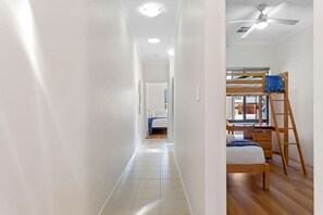 3 Schlafzimmer, Schreibtisch, Bügeleisen/Bügelbrett, Reisekinderbett