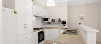 Beachside Gem in Doubleview! Free Wi-Fi! Parking!