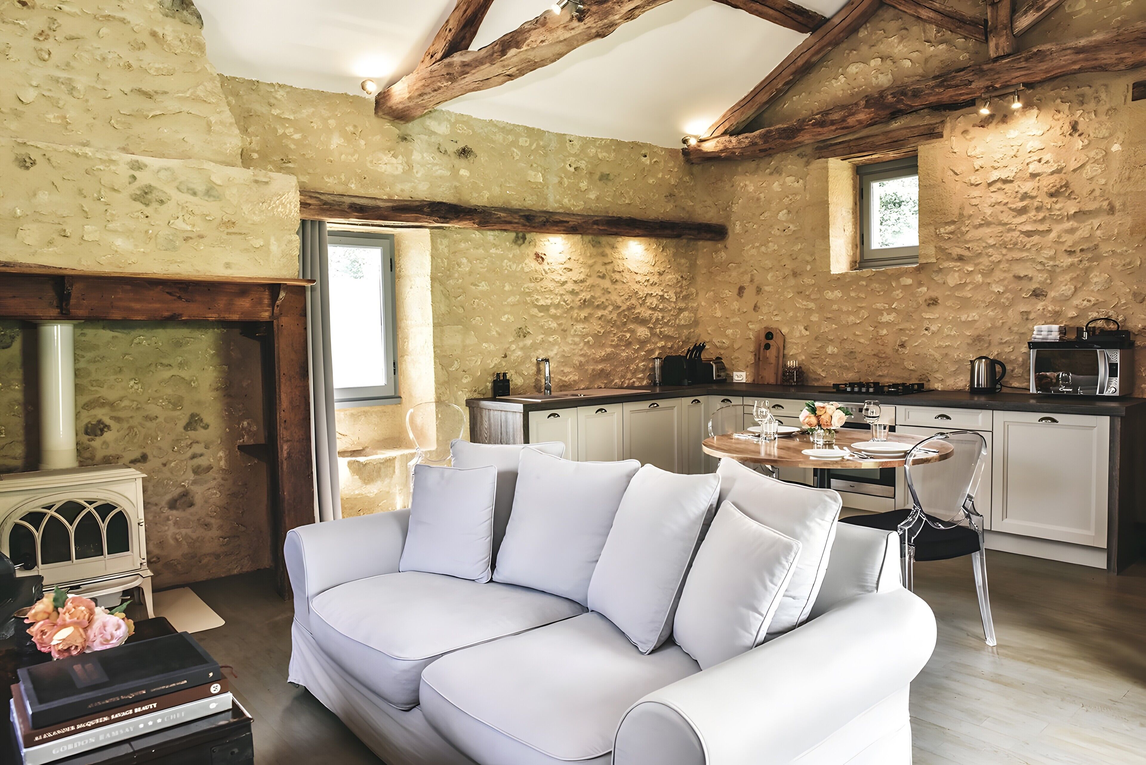 TV, caminetto, lettore DVD, tavolo da ping pong