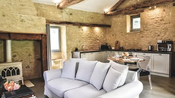 TV, caminetto, lettore DVD, tavolo da ping pong