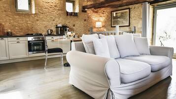 TV, caminetto, lettore DVD, tavolo da ping pong