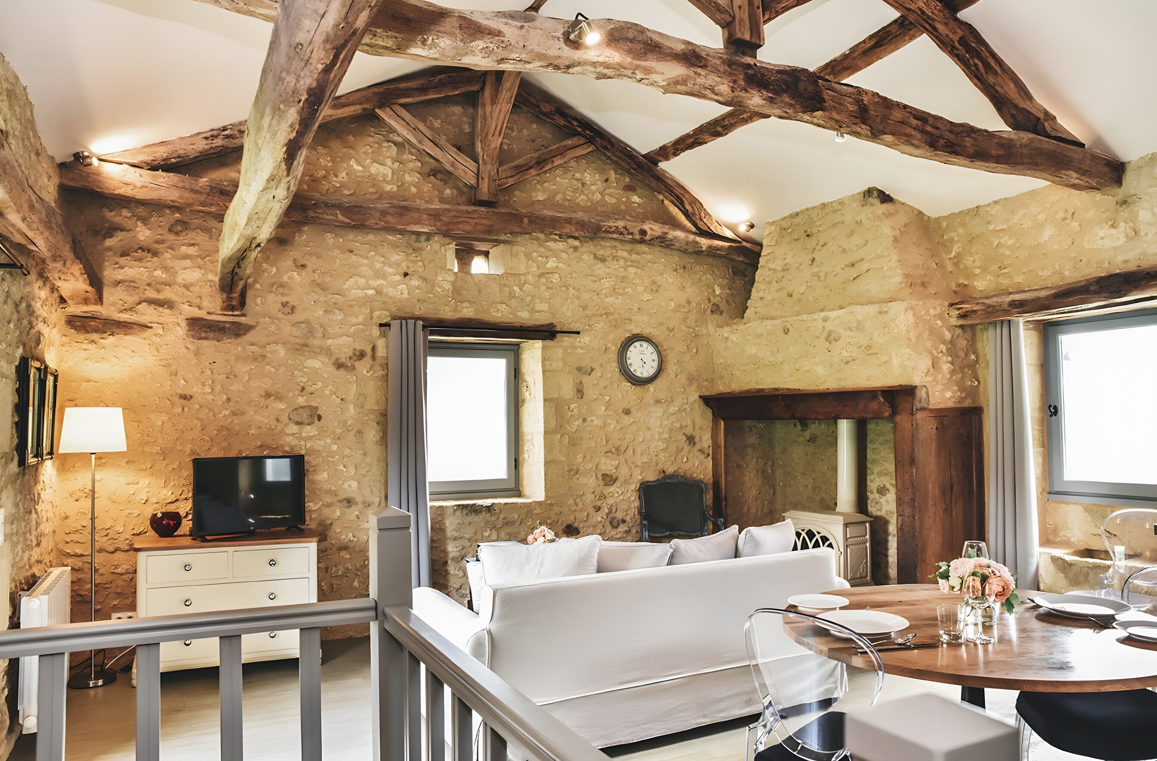 電視、壁爐、DVD 播放機、乒乓球設施