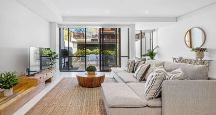 Luxury Coastal Townhouse: 130m to Cottesloe Beach!