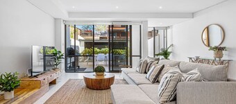 Luxury Coastal Townhouse: 130m to Cottesloe Beach!
