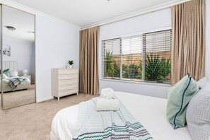 5 bedrooms, desk, travel cot, free WiFi