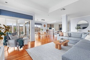 Fernseher, Kamin, Videospiele, Stereoanlage