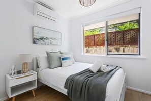 2 dormitorios, tabla de planchar con plancha, cuna de viaje