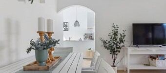Bright & Stylish by the Sea!