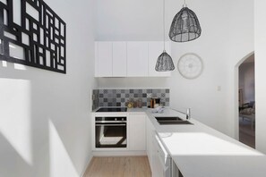 ثلاجة، ميكروويف، فرن، موقد طهي مسطح