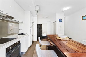 Geladeira, micro-ondas, fogão, cooktop