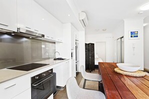 Kylskåp, mikrovågsugn, ugn och spishäll