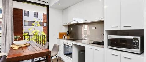 Réfrigérateur, micro-ondes, four, plaque de cuisson