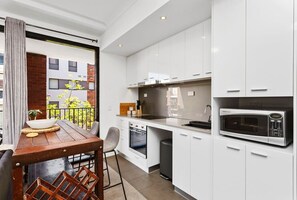 Réfrigérateur, micro-ondes, four, plaque de cuisson