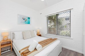 2 bedrooms, iron/ironing board, free WiFi, bed sheets - Cosy 2BR in Scarborough w/ Pool! (Scarborough)